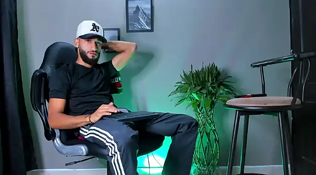 Snapshot of Damian_022 chatting on January 2025 03:07:01 PM Damian 022 online show from January 2025 03:07:01 PM