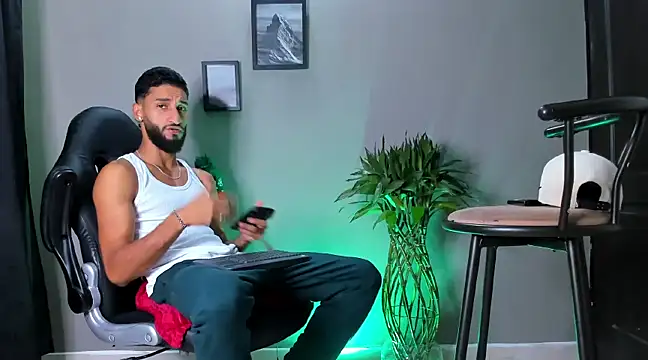 Snapshot of Damian_022 chatting on January 2025 07:07:01 PM Damian 022 online show from January 2025 07:07:01 PM