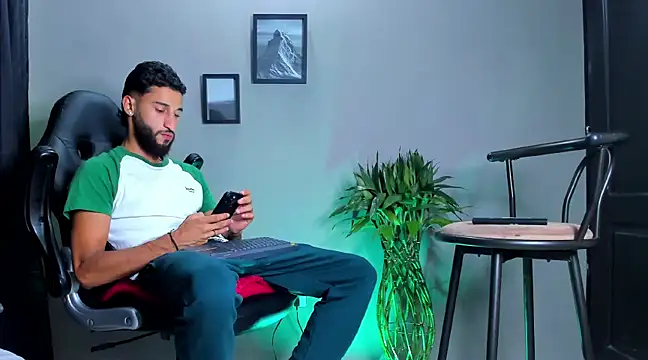 Snapshot of Damian_022 chatting on January 2025 01:00:02 AM Damian 022 online show from January 2025 01:00:02 AM