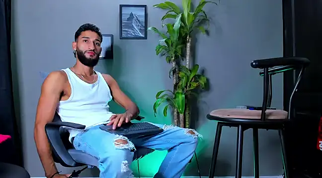 Snapshot of Damian_022 chatting on January 2025 10:37:02 PM Damian 022 online show from January 2025 10:37:02 PM