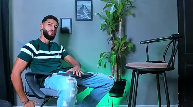 Snapshot of Damian_022 chatting on January 2025 04:51:02 PM Damian 022 online show from January 2025 04:51:02 PM