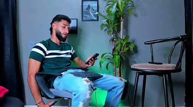 Snapshot of Damian_022 chatting on January 2025 04:38:01 AM Damian 022 online show from January 2025 04:38:01 AM