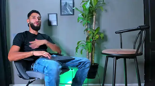 Snapshot of Damian_022 chatting on January 2025 11:40:02 PM Damian 022 online show from January 2025 11:40:02 PM