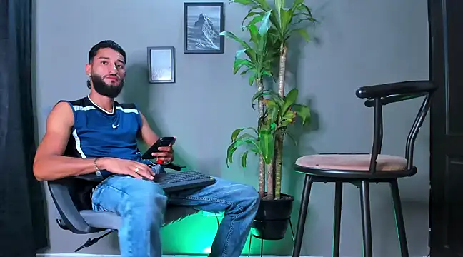 Snapshot of Damian_022 chatting on January 2025 04:14:02 PM Damian 022 online show from January 2025 04:14:02 PM