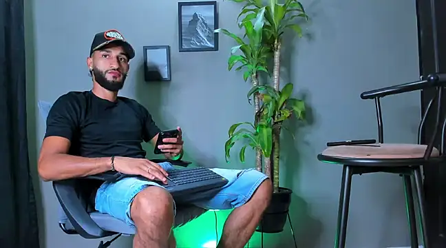 Snapshot of Damian_022 chatting on January 2025 10:48:01 PM Damian 022 online show from January 2025 10:48:01 PM