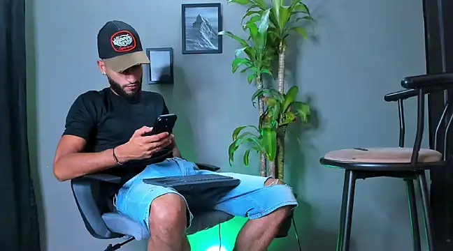 Snapshot of Damian_022 chatting on January 2025 03:48:01 AM Damian 022 online show from January 2025 03:48:01 AM