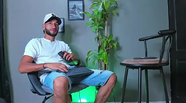 Snapshot of Damian_022 chatting on February 2025 04:46:02 AM Damian 022 online show from February 2025 04:46:02 AM