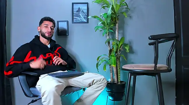 Snapshot of Damian_022 chatting on February 2025 12:57:02 AM Damian 022 online show from February 2025 12:57:02 AM