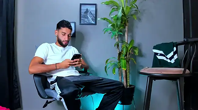 Snapshot of Damian_022 chatting on February 2025 04:00:02 PM Damian 022 online show from February 2025 04:00:02 PM