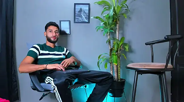 Snapshot of Damian_022 chatting on February 2025 09:25:02 PM Damian 022 online show from February 2025 09:25:02 PM