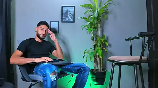 Snapshot of Damian_022 chatting on February 2025 01:00:02 AM Damian 022 online show from February 2025 01:00:02 AM