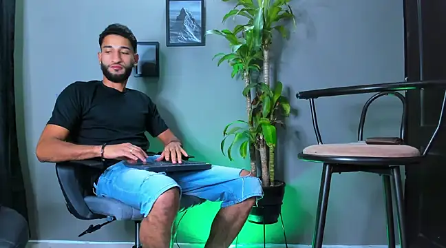 Snapshot of Damian_022 chatting on March 2025 09:48:01 PM Damian 022 online show from March 2025 09:48:01 PM