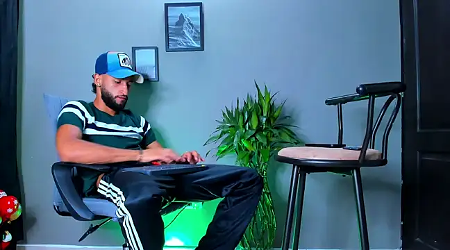 Snapshot of Damian_022 chatting on March 2025 12:00:02 AM Damian 022 online show from March 2025 12:00:02 AM