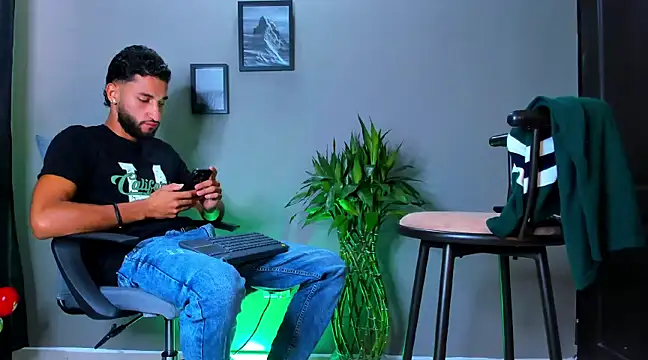 Snapshot of Damian_022 chatting on March 2025 04:51:02 PM Damian 022 online show from March 2025 04:51:02 PM