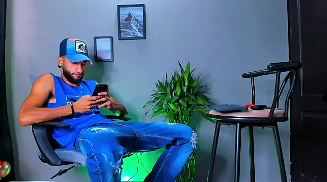 Snapshot of Damian_022 chatting on March 2025 05:17:02 PM Damian 022 online show from March 2025 05:17:02 PM