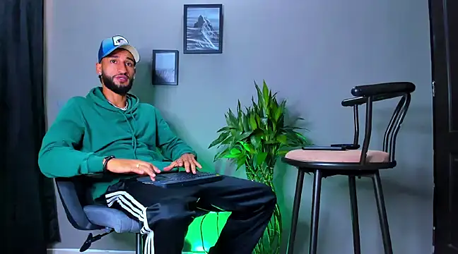 Snapshot of Damian_022 chatting on March 2025 12:12:01 PM Damian 022 online show from March 2025 12:12:01 PM