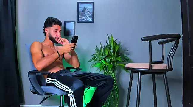 Snapshot of Damian_022 chatting on March 2025 03:19:01 PM Damian 022 online show from March 2025 03:19:01 PM