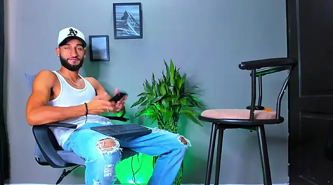 Snapshot of Damian_022 chatting on March 2025 04:53:01 PM Damian 022 online show from March 2025 04:53:01 PM