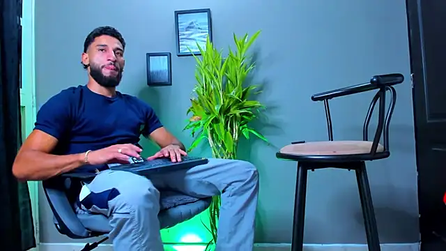 Snapshot of Damian_022 chatting on October 2025 01:36:02 AM Damian 022 online show from October 2025 01:36:02 AM