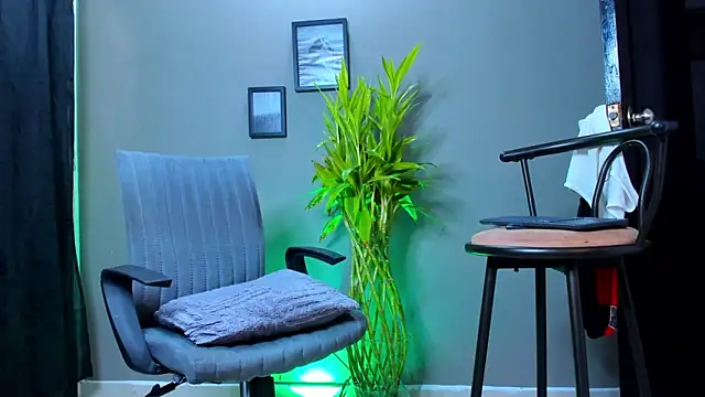 Snapshot of Damian_022 chatting on October 2025 07:13:01 PM Damian 022 online show from October 2025 07:13:01 PM