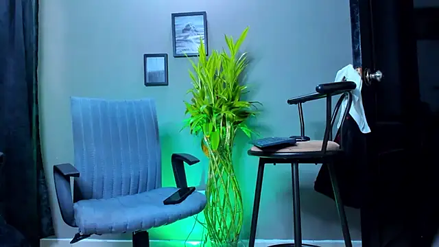 Snapshot of Damian_022 chatting on October 2025 02:18:02 PM Damian 022 online show from October 2025 02:18:02 PM