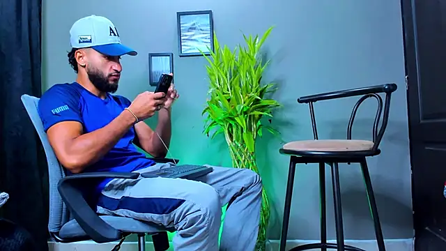 Snapshot of Damian_022 chatting on October 2025 12:05:02 PM Damian 022 online show from October 2025 12:05:02 PM