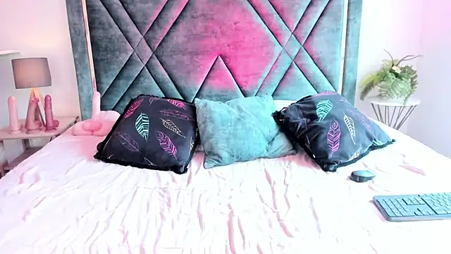 Dapnne  online show from February 2025 02:50:02 PM