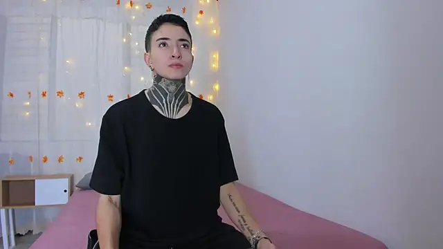 Tinny and Candy online show from November 2025 12:18:01 PM