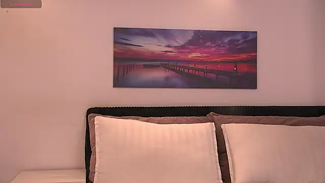 EmaCourtis online show from October 2025 11:47:01 AM