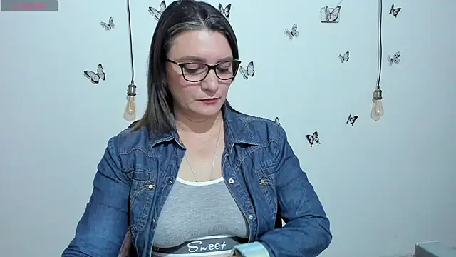 Amie Adams82  online show from November 2025 03:23:02 PM