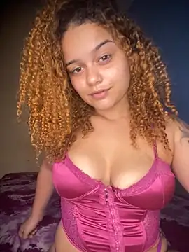 Snapshot of Lolacavalona chatting on October 2025 12:00:01 AM Lolacavalona online show from October 2025 12:00:01 AM