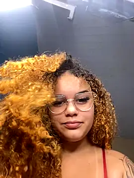 Snapshot of Lolacavalona chatting on November 2025 05:00:01 PM Lolacavalona online show from November 2025 05:00:01 PM