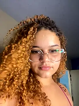 Snapshot of Lolacavalona chatting on November 2025 04:24:01 PM Lolacavalona online show from November 2025 04:24:01 PM