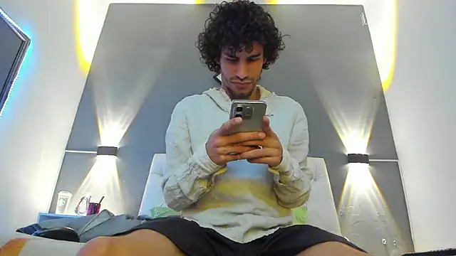 Elias Snow  online show from September 2025 12:27:01 PM