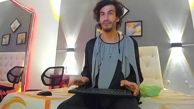 Elias Snow  online show from September 2025 12:50:02 PM