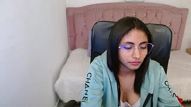 Snapshot of shaneelle chatting on February 2025 06:08:01 AM shaneelle online show from February 2025 06:08:01 AM