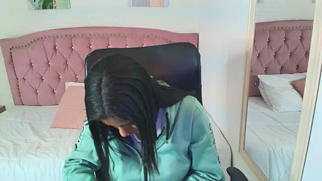 Snapshot of shaneelle chatting on September 2025 03:06:02 AM shaneelle online show from September 2025 03:06:02 AM