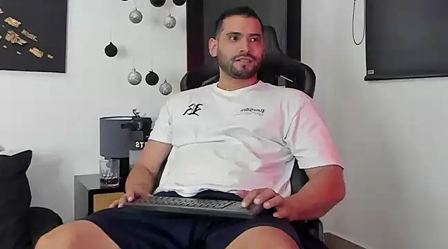 Dereck vega online show from December 2024 08:37:01 PM