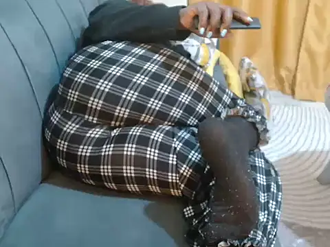 Snapshot of leslysexygirl chatting on November 2025 05:18:02 AM leslysexygirl online show from November 2025 05:18:02 AM