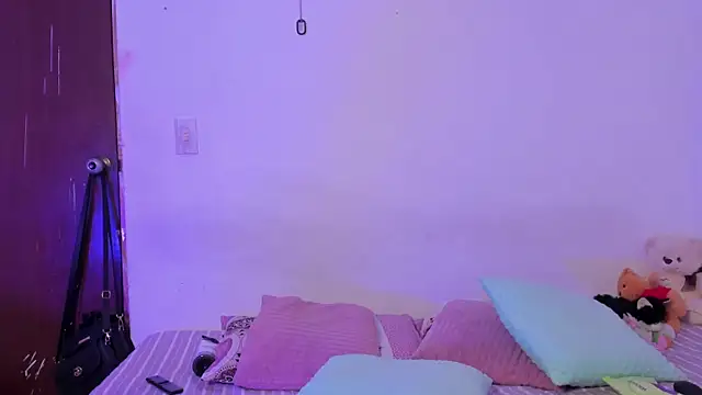 Snapshot of crystalvazquez chatting on October 2025 03:22:02 PM crystalvazquez online show from October 2025 03:22:02 PM