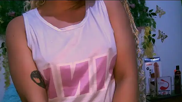 Snapshot of Crysrus chatting on November 2025 11:43:02 PM Crysrus online show from November 2025 11:43:02 PM