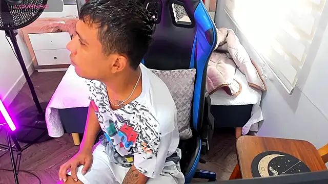 Snapshot of Backsex_boy chatting on October 2025 04:50:01 PM Backsex boy online show from October 2025 04:50:01 PM