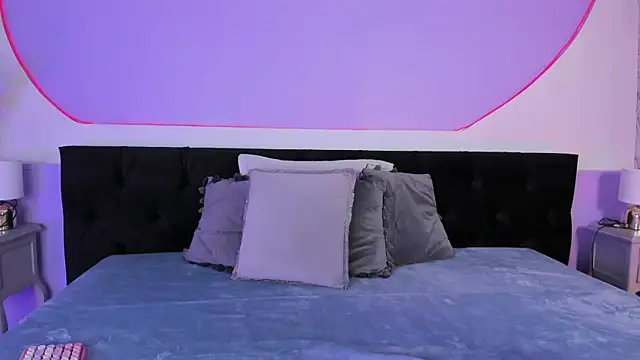 Julieta Cortes   online show from November 2025 12:16:01 PM