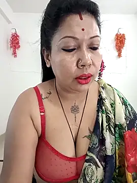 Snapshot of YOUR_LOVELY-40 chatting on October 2025 04:25:02 AM YOUR LOVELY-40 online show from October 2025 04:25:02 AM