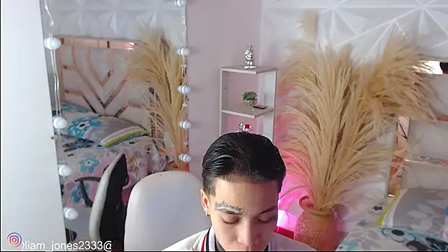 Jonesliam23 online show from November 2025 07:47:02 PM