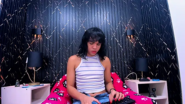 AndreaGil  online show from October 2025 01:21:01 PM