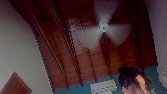 Snapshot of ariana-white- chatting on October 2025 10:24:01 AM ariana-white- online show from October 2025 10:24:01 AM