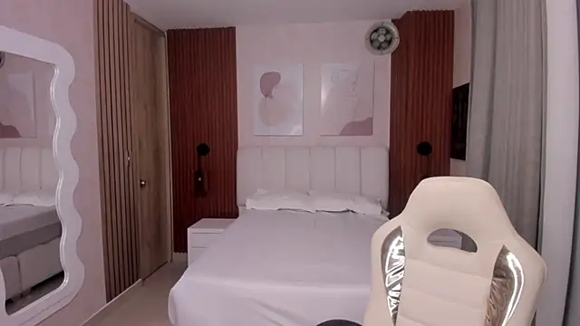 Snapshot of Leah_Sweetie chatting on October 2025 10:13:01 AM Leah Sweetie online show from October 2025 10:13:01 AM