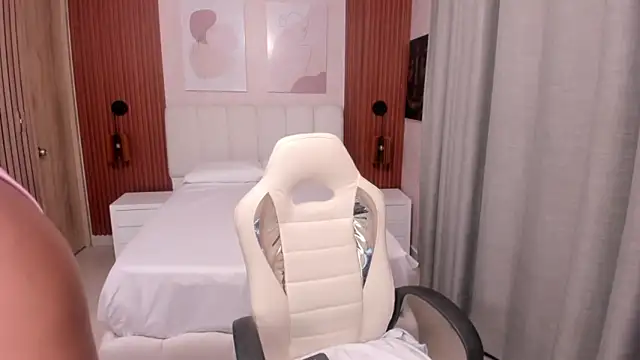 Snapshot of Leah_Sweetie chatting on October 2025 10:17:02 AM Leah Sweetie online show from October 2025 10:17:02 AM