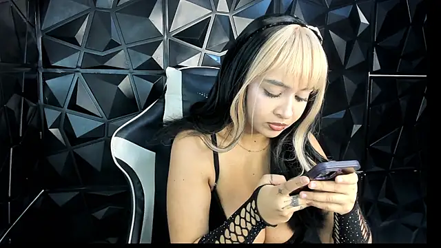 Snapshot of HelueHorny13 chatting on October 2025 04:31:02 AM HelueHorny13 online show from October 2025 04:31:02 AM